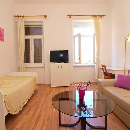 Apartamento By The Sea 1093 *